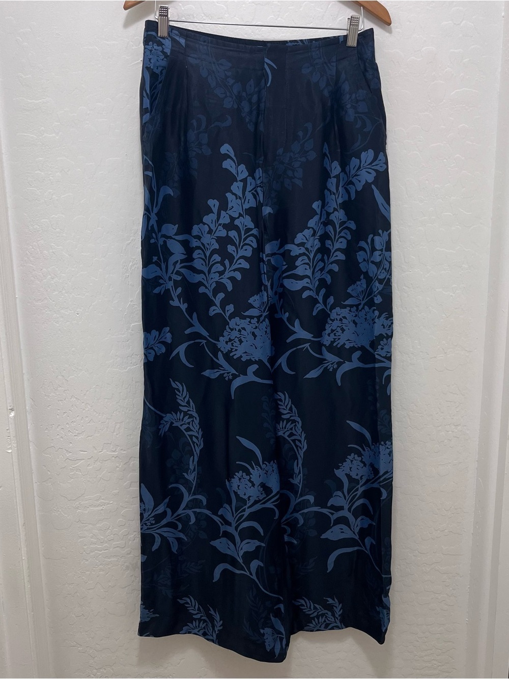 Anthropologie Silky High Rise Wide Leg Pants Floral Print Pockets Navy Size 10 - Picture 4 of 13